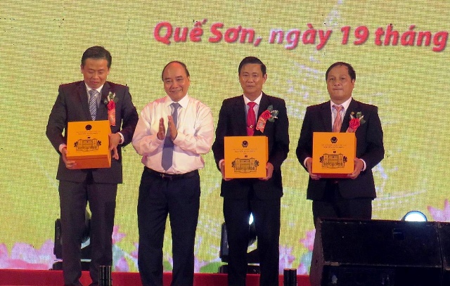 Chủ tịch nước Nguyễn Xuân Phúc tặng quà lãnh đạo huyện Quế Sơn