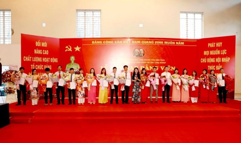 Đảng bộ Công đoàn Khu Công nghiệp Vĩnh Phúc kết nạp nhiều đảng viên mới