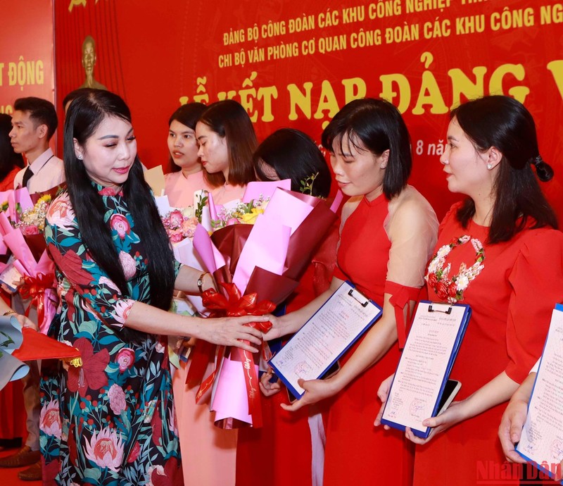 Bí thư tỉnh uỷ Hoàng Thị Thuý Lan trao hoa chúc mừng các đảng viên mới