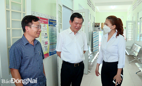 Bí thư Tỉnh ủy Nguyễn Hồng Lĩnh trò chuyện với nhân viên Trạm y tế xã Tân Bình (H.Vĩnh Cửu)