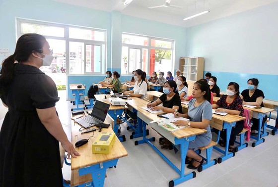 Thầy cô giáo Trường Tiểu học Nguyễn Trực phấn khởi khi ngôi trường mới khang trang, hiện đại được đưa vào sử dụng
