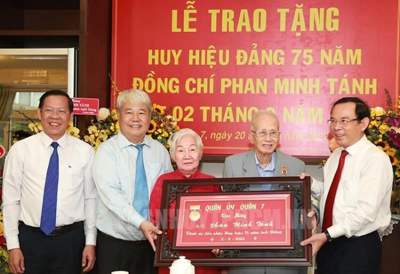 Bí thư Thành ủy TPHCM Nguyễn Văn Nên, Chủ tịch UBND TP Phan Văn Mãi cùng các đại biểu chúc mừng đồng chí Phan Minh Tánh.