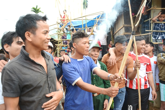 Hút thuốc lá tại lễ hội ăn trâu Sơn Mùa, Sơn Tây