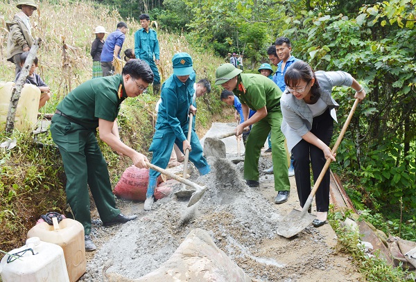 Thăm và tham gia một số hoạt động đổ bê tông tại tuyến đường thôn Cùng Lũng