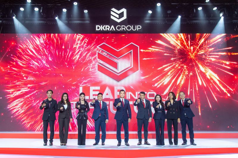 Ban lãnh đạo DKRA Group và các công ty thành viên chúc mừng DKRA Group công bố chiến lược thương hiệu mới Ban lãnh đạo DKRA Group và các công ty thành viên chúc mừng DKRA Group công bố chiến lược thương hiệu mới