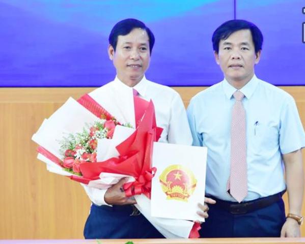 Chủ tịch UBND tỉnh Nguyễn Văn Phương trao quyết định cho ông Huỳnh Minh Khang làm Phó giám đốc Sở Xây dựng