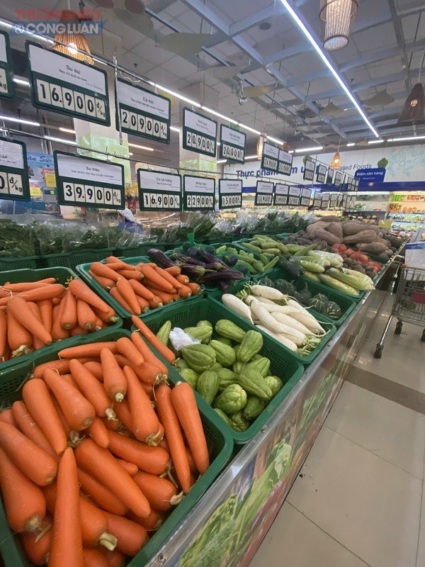 Quầy rau củ tươi ngon sau khi được bố trí, sắp xếp lại tại siêu thị Co.opmart Hải Phòng