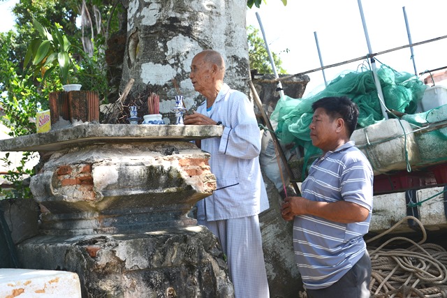 Nhân dân thờ tạm