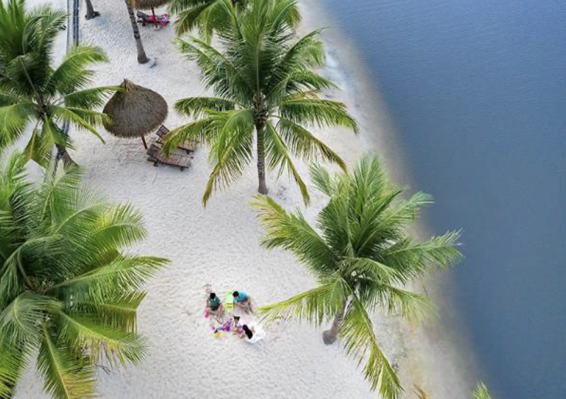 Bãi cát trải dài cho cư dân tận hưởng không gian nghỉ dưỡng như ở biển
