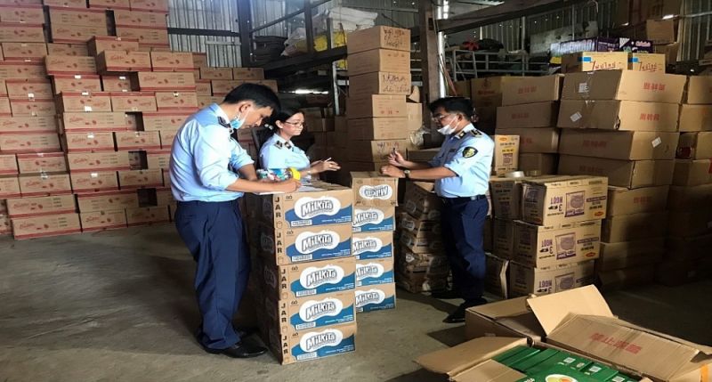 Lực lượng QLTT An Giang tạm giữ lượng lớn bánh, kẹo do nước ngoài sản xuất, trị giá gần 70 triệu đồng