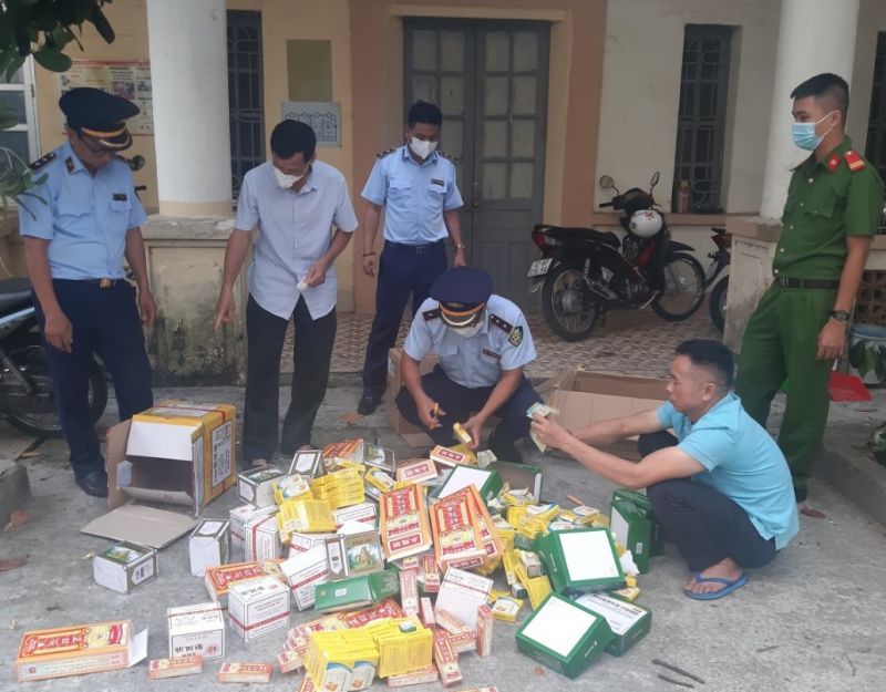 Lực lượng chức năng tỉnh Lạng Sơn kiểm tra số thuốc tân dược vi phạm. Ảnh Cục QLTT Lạng Sơn
