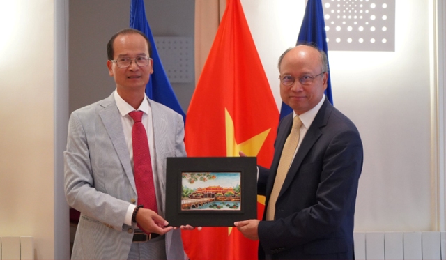 Ông Hoàng Việt Trung- Giám đốc TTBTDT Cố đô Huế (bên trái) thăm Đại sứ quán Pháp (ảnh VP UBND tỉnh cung cấp)