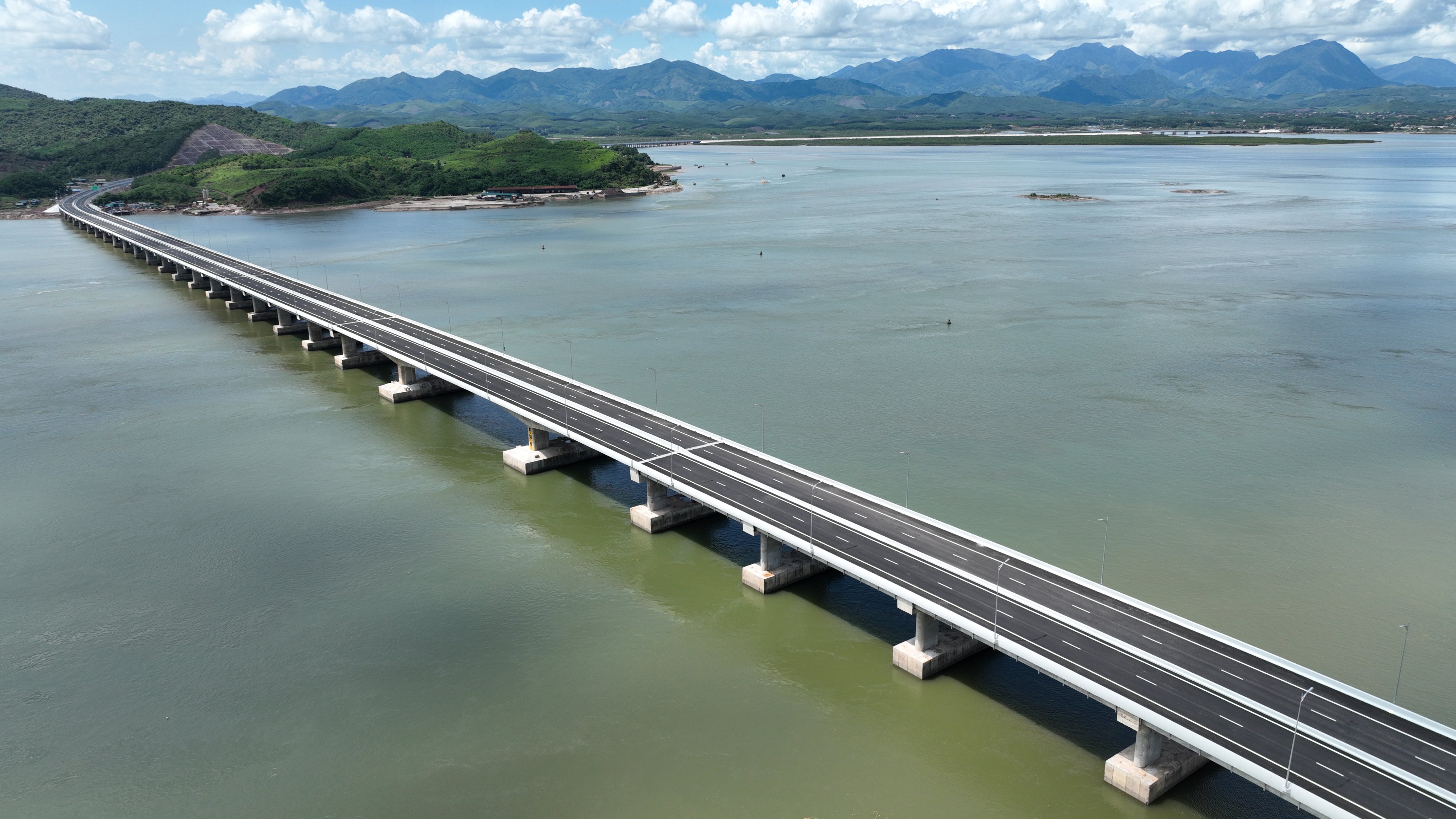 Cao tốc Vân Đồn – Móng Cái là một trong những cao tốc sở hữu nhiều cây cầu vượt biển, vượt sông suối với 32 cây cầu trên tuyến chính, với tổng chiều dài là hơn 7,9km (chiếm 10% tổng chiều dài tuyến)