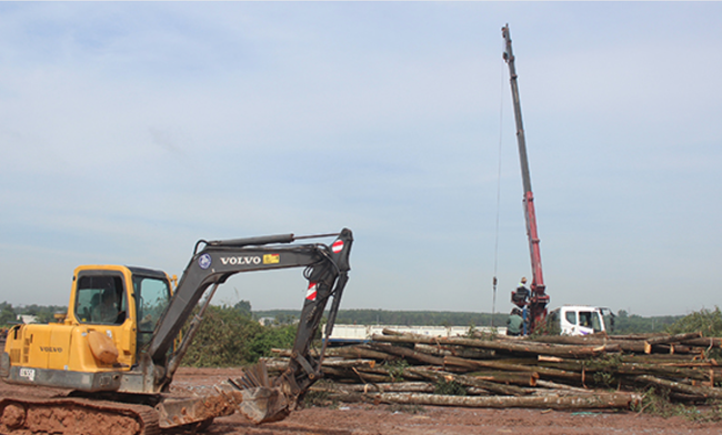 Lực lược chức năng bố trí nhiều xe máy cẩu, xe múc tiến hành cưỡng chế và di dời tài sản ra khỏi khu đất khu đất bị thu hồi