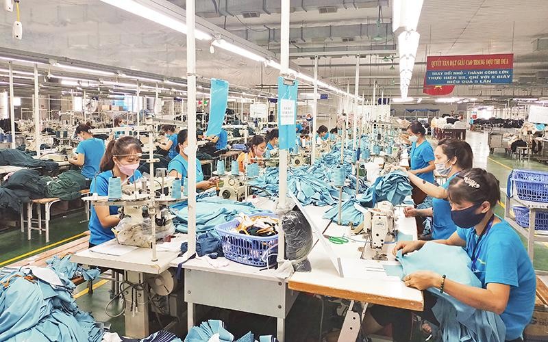 Chuyện doanh nghiệp xuất khẩu dệt may, da giày và đồ gỗ "ăn đong" đơn hàng