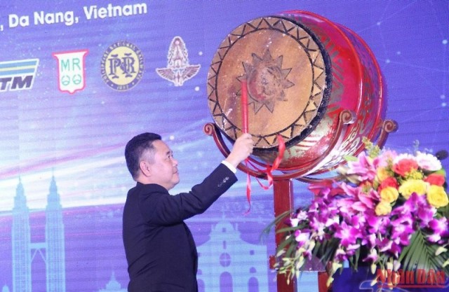 Phó Chủ tịch Ủy ban Quản lý vốn Nhà nước tại doanh nghiệp Nguyễn Ngọc Cảnh đánh trống khai mạc Hội nghị Tổng Giám đốc Đường sắt ASEAN lần thứ 42