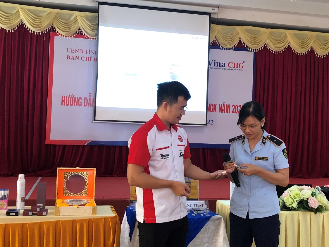 Chị Nguyễn Thị Kim Thu – Cán bộ pháp chế QLTT Đồng Tháp tham gia phân biệt hàng thật giả sản phẩm bugi NGK
