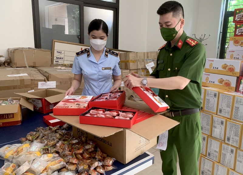 Lực lượng chức năng kiểm tra thu giữ hơn 4.700 chiếc bánh Trung thu không rõ nguồn gốc của Nguyễn Thị Bích N.