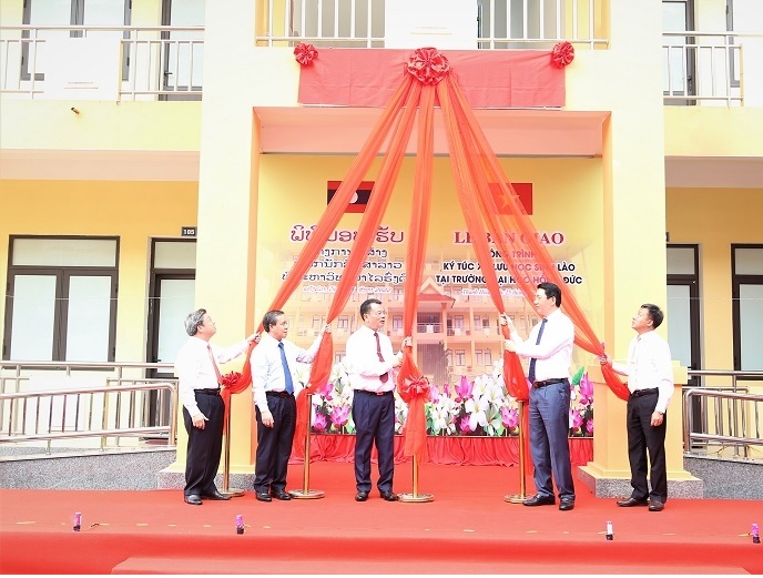 Đại diện lãnh đạo hai tỉnh Thanh Hóa – Hủa Phăn, Đại sứ Đặc mệnh toàn quyền nước CHDCND Lào tại Việt Nam và lãnh đạo Trường ĐH Hồng Đức thực hiện nghi thức bàn giao công trình ký túc xá.