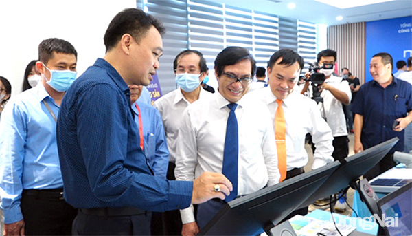 Phó chủ tịch UBND tỉnh Nguyễn Sơn Hùng (hàng trước, thứ hai từ trái sang) tham quan gian hàng công nghệ tại hội thảo Thúc đẩy chuyển đổi số doanh nghiệp tỉnh Đồng Nai năm 2022 diễn ra vào tháng 4 vừa qua