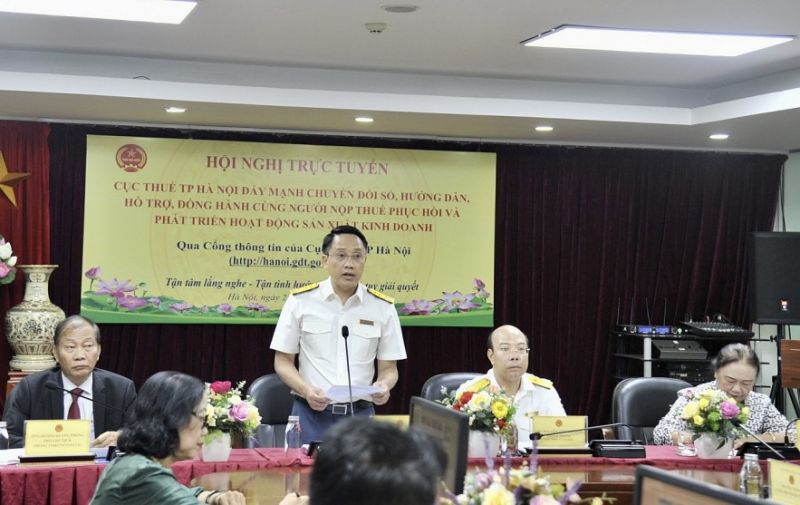 Ông Mai Sơn - Cục trưởng Cục Thuế TP. Hà Nội (đứng) phát biểu tại hội nghị. Ảnh: Hương Xuân