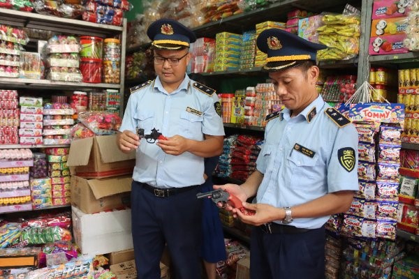 Lực lượng Quản lý thị trường Lạng Sơn kiểm tra hàng hóa vi phạm