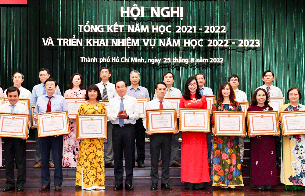 Lãnh đạo TP. Hồ Chí Minh trao tặng danh hiệu Tập thể lao động xuất sắc cho các trường