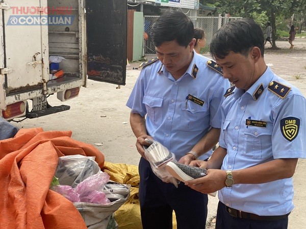 Lực lượng Quản lý thị trường kiểm tra hàng hóa tại khu vực vỉa hè đường Phạm Văn Đồng
