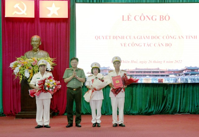 Giám đốc Công an tỉnh Thừa Thiên Huế, Đại tá Nguyễn Thanh Tuấn (đứng giữ) trao quyết định điều động cán bộ