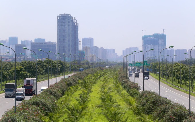 Đại lộ Thăng Long nối kết trung tâm Hà Nội với đô thị vệ tinh Hòa Lạc.