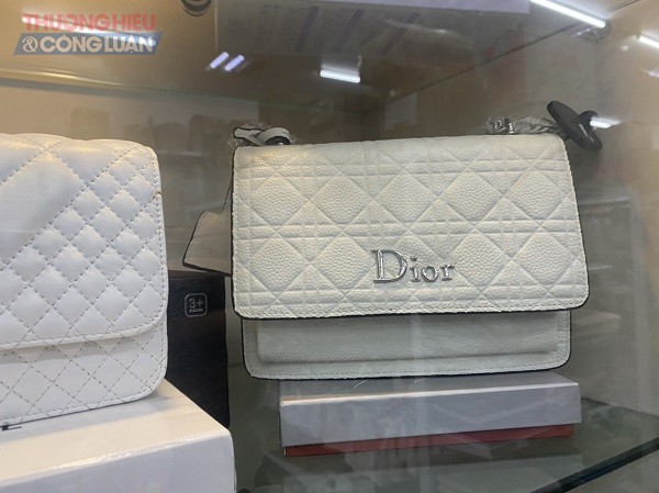 Túi xách Dior trong tủ kính tại siêu thị Evmart