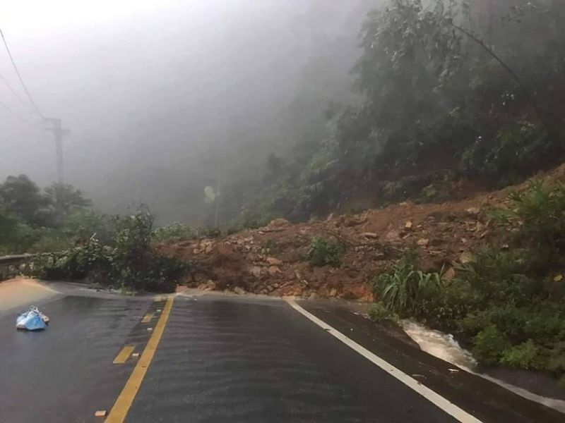 Đường lên Thị trấn Tam Đảo bị sạt lở ảnh hưởng đến việc di chuyển của các phương tiện giao thông Đường lên Thị trấn Tam Đảo bị sạt lở ảnh hưởng đến việc di chuyển của các phương tiện giao thông