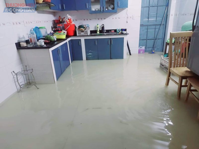 Nước mưa không kịp thoat dẫn đến ngập úng tràn vào nhà dân
