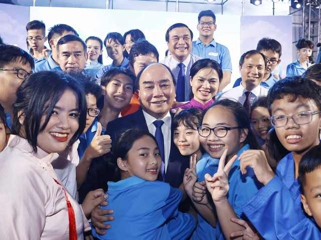 Chủ tịch nước Nguyễn Xuân Phúc với các em học sinh của Trường Tiểu học, THCS, THPT Hy Vọng. Ảnh VGP.