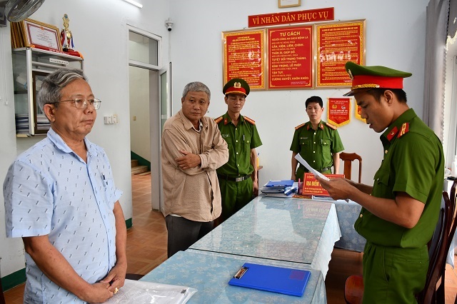 Phòng Cảnh sát kinh tế tống đạt các quyết định khởi tố và lệnh bắt tạm giam đối với Thái Minh Hoàng (bên trái hình) và Nguyễn Đình Tấn (ở giữa). Ảnh: Công an