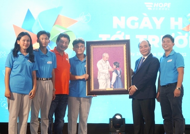 Chủ tịch nước tặng bức tranh Chủ tịch Hồ Chí Minh cho thầy và trò trường Hy Vọng. Ảnh VGP/Thế Phong