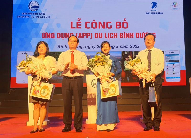 Ông Nguyễn Khoa Hải, Giám đốc Sở VH,TT&DL tặng hoa các đơn vị phối hợp xây dựng app du lịch Bình Dương
