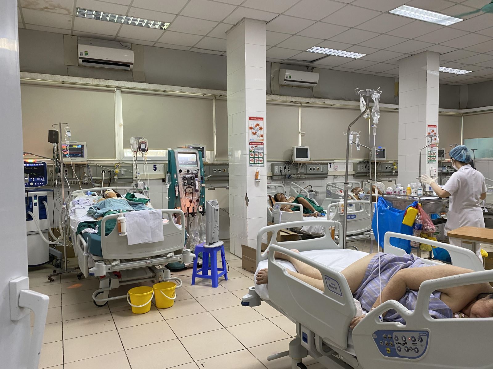 khu vực cấp cứu, điều trị bệnh nhân, tại bệnh viện nhiệt đới Trung ương.