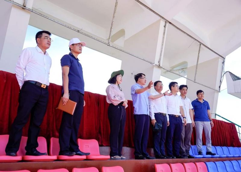 Các vị lãnh đạo đi kiểm tra công tác chuển bị tại sân vận động quận Đồ Sơn