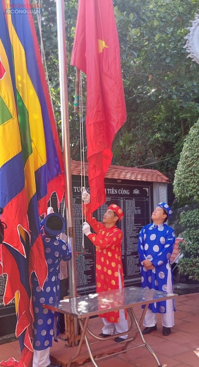 Nghi thức kéo cờ trong buổi lễ dâng hương tại Đền Nghè phường Vạn Hương, Đồ Sơn trước khi diễn ra Lễ hội chọi trâu năm 2022