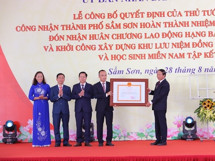 Đồng chí Lê Văn Thành, Ủy viên Trung ương Đảng, Phó Thủ tướng Chính phủ trao Quyết định của Thủ tướng Chính phủ công nhận TP Sầm Sơn hoàn thành nhiệm vụ xây dựng NTM.