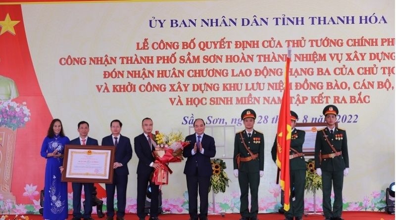 Đồng chí Nguyễn Xuân Phúc, Ủy viên Bộ Chính trị, Chủ tịch nước CHXHCN Việt Nam trao Huân chương Lao động hạng Ba cho Đảng bộ, chính quyền và Nhân dân TP Sầm Sơn.