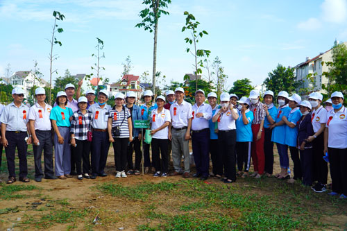 Người dân TP. Thủ Đức, TP. HCM tham gia trồng cây xanh tại khu dân cư.