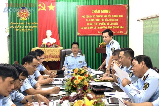 Ông Nguyễn Thanh Bình, Phó Tổng cục trưởng Tổng cục QLTT (ngồi giữa, trong cùng) tại buổi làm việc với Cục QLTT Quảng Ngãi.