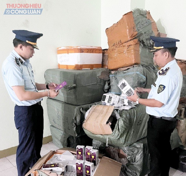 Lực lượng Đội QLTT số 1 – Cục QLTT Phú Yên đang kiểm tra lô hàng vạn chuyển trái phép.