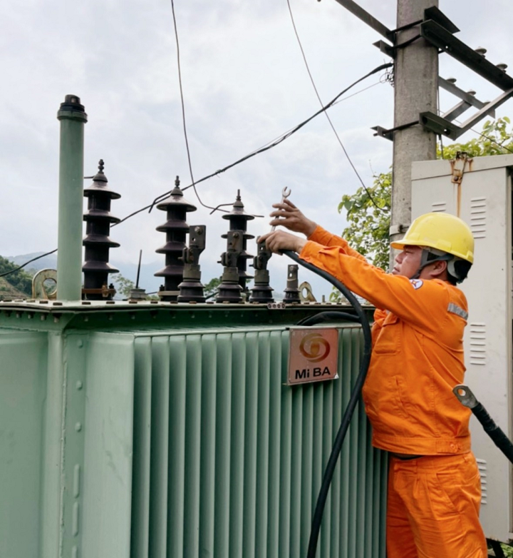 Công nhân Điện lực Đà Bắc xử lý những khiếm khuyết đảm bảo cấp điện an toàn, ổn định và liên tục trong dịp Quốc khánh 02/09/2022