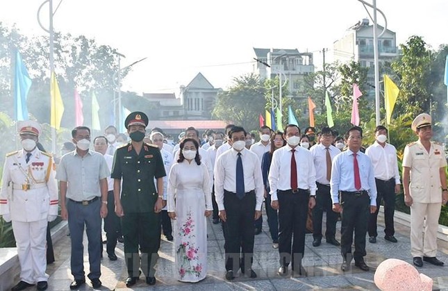 Các đại biểu dâng hoa, dâng hương tại Đài Tưởng niệm các liệt sĩ hy sinh tại Nhà thương Giếng Nước - Ảnh: Thành ủy TPHCM.