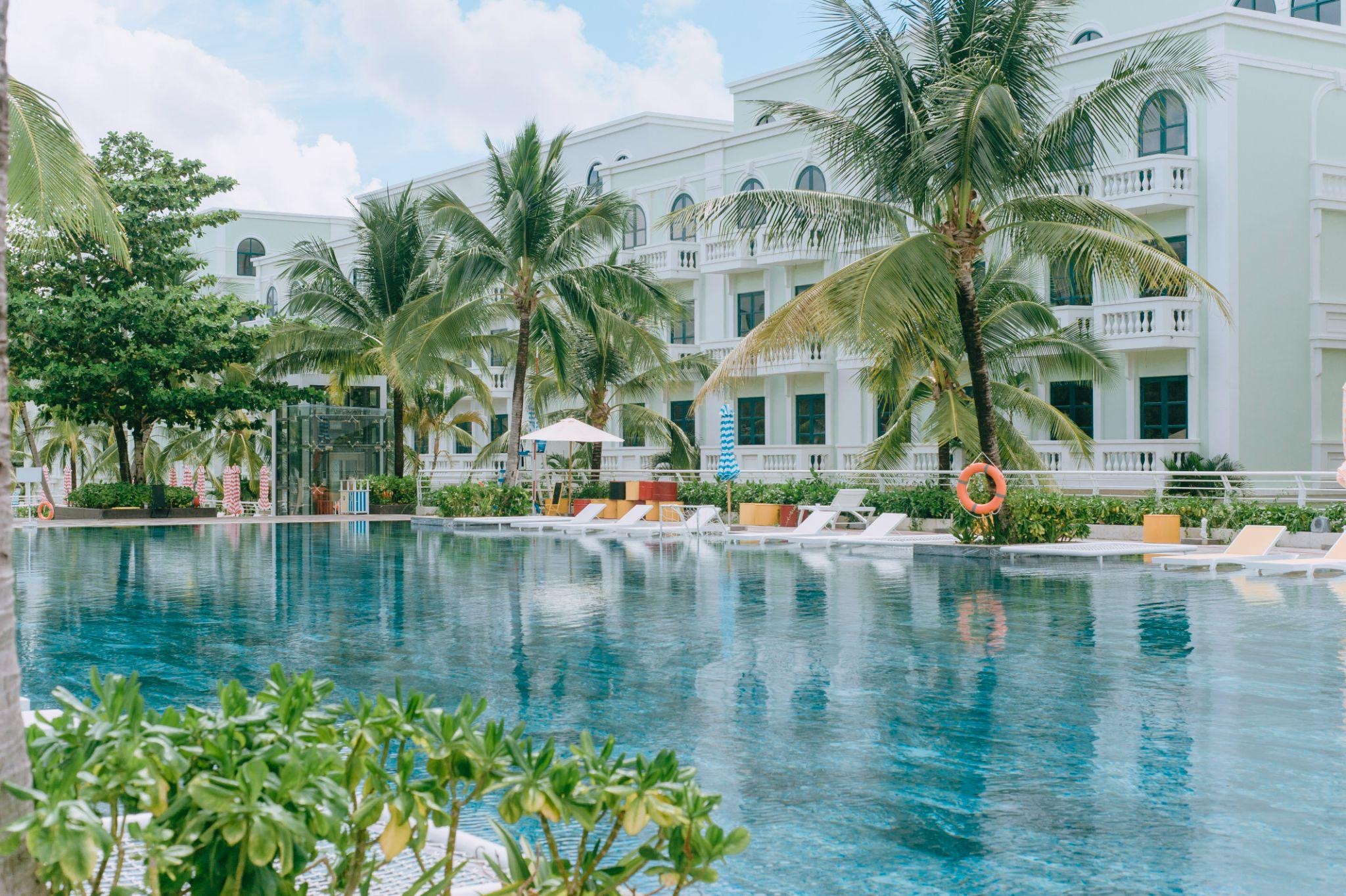 Bể bơi “tuyệt phẩm” tại Phu Quoc Waterfront với 3 tầng phù hợp cho cả trẻ nhỏ và người lớn, cùng tầm view thẳng ra bãi biển để bạn thỏa sức ngắm hoàng hôn trứ danh của Đảo Ngọc