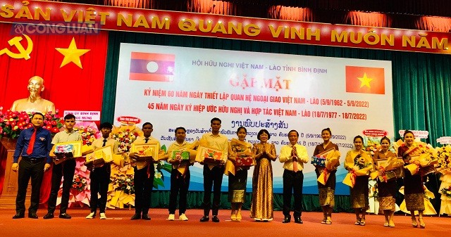 Đồng chí Nguyễn Tuấn Thanh (thứ 05 từ phải qua) và lãnh đạo Tỉnh đoàn Bình Định trao tặng Bằng khen cho 10 sinh viên Lào.