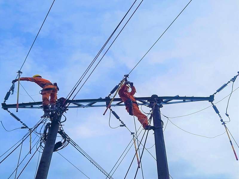 Anhr 1Công nhân Điện lực Tiên Yên xử lý khiếm khuyết trên đường dây
